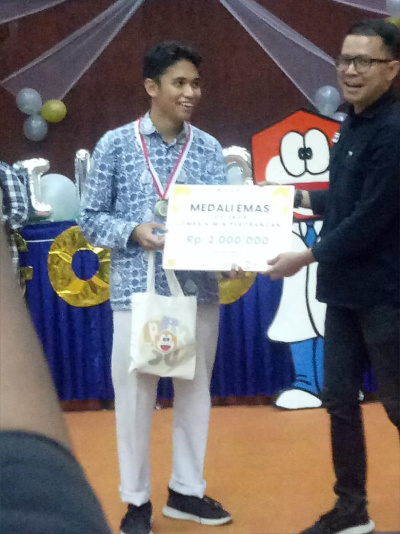 IRSAN PUTRA RAIH JUARA 1 LOMBA KIMIA PERORANGAN UNP