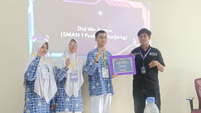 SMAN 1 Padang Panjang Sabet Juara 1 Lomba Debat FIP UNAND, Nanda Safaraz Raih Best Speaker