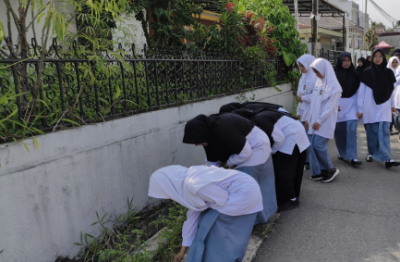 MENUTUP HARI DENGAN AKSI: LANGKAH NYATA SISWA KELAS X SMAN 1 PADANG PANJANG RAWAT LINGKUNGAN